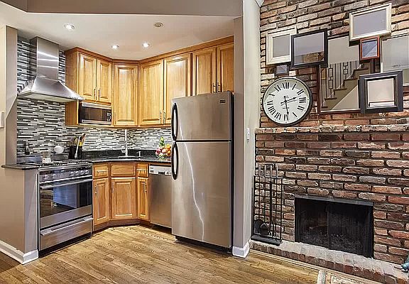 3rd image of 261 W 71st St APT 7