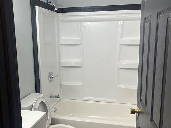 4th image of 208 Logan St