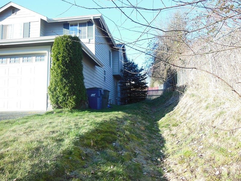 2nd image of 18487 Rainier View Rd SE