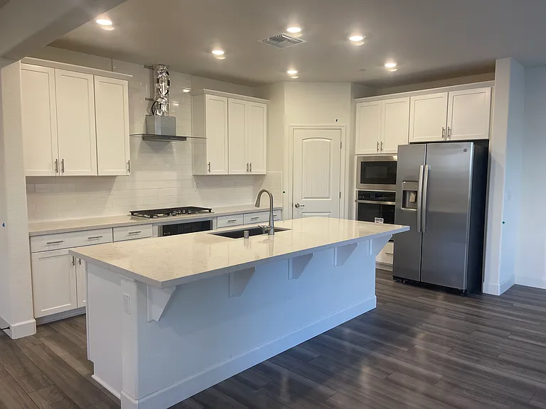 572 Knightsbridge Ct — Photo 4