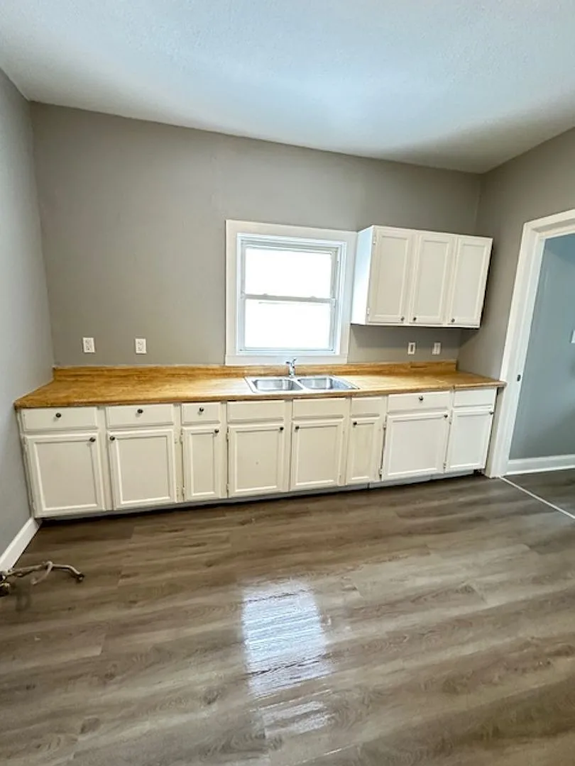 Large 7 Bedroom Home — Photo 2