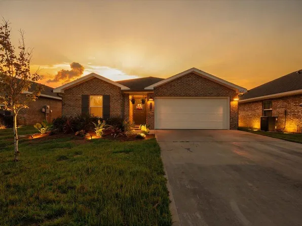 4749 Airmen Dr, Crestview, FL 32539