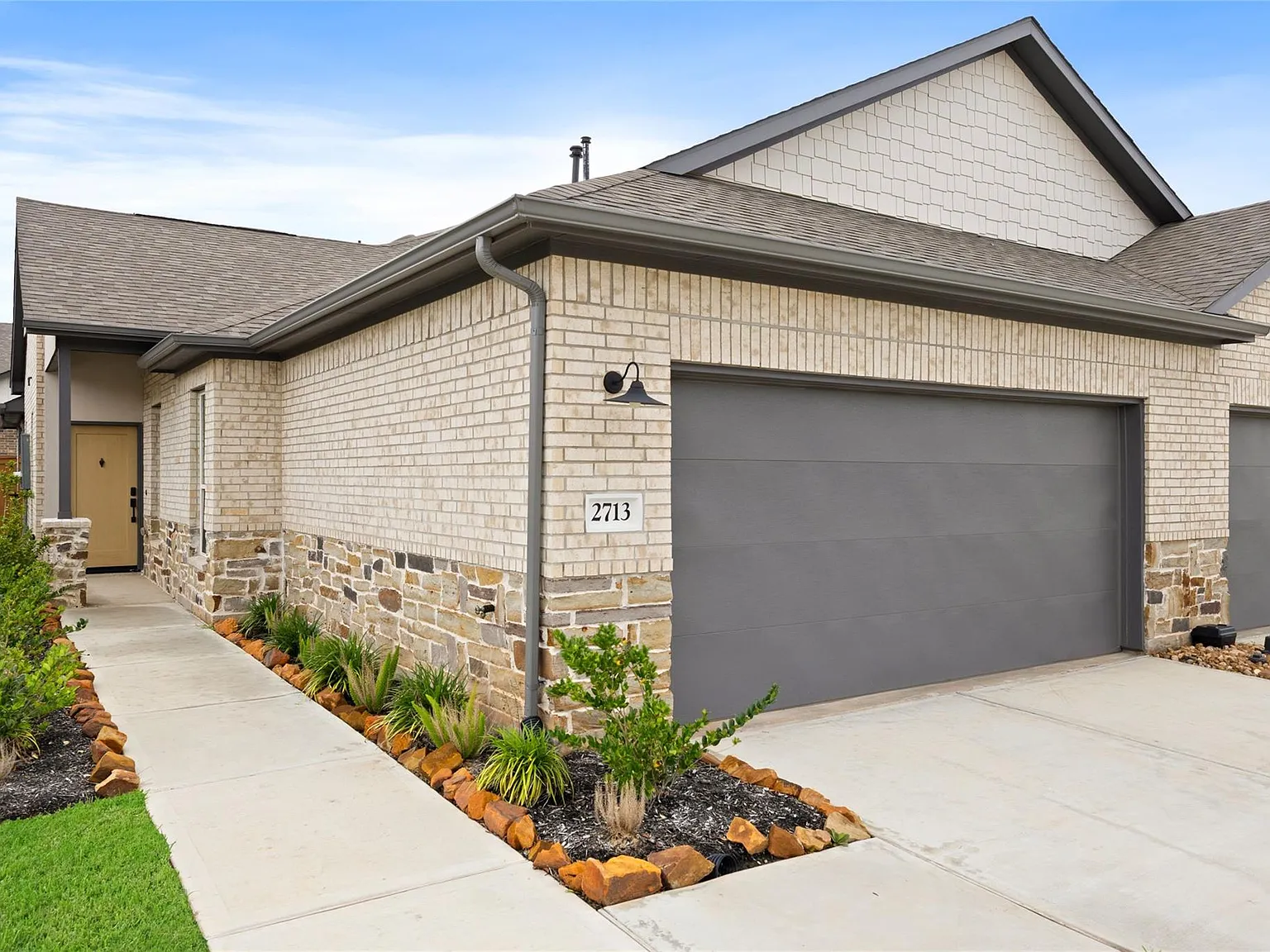 4 bed, 2.0 bath, 1604 sqft, $2,490 — Photo 2