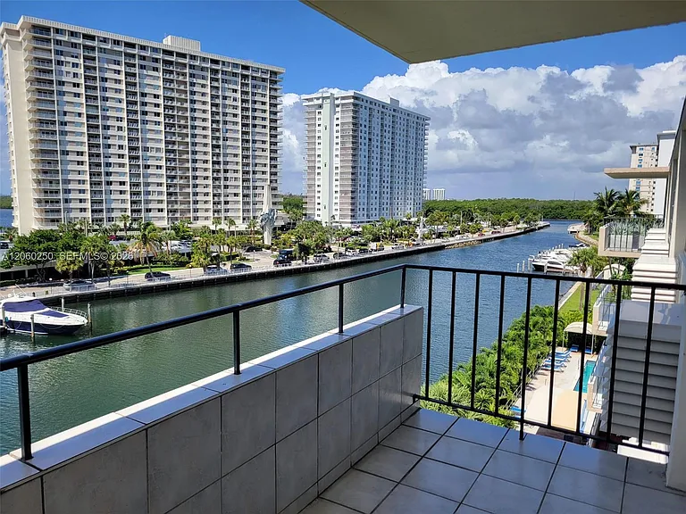 220 Kings Point Dr #606 — Photo 3