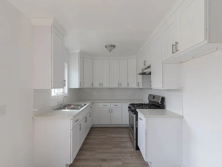 Sepulveda Apartments — Photo 4