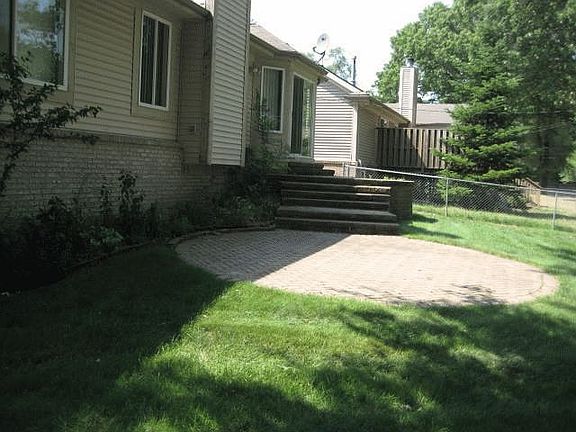 3rd image of 15374 Shadyside St