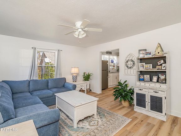 5th image of 202 NW Kensi Dr