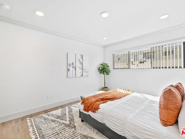 821 E 3rd St #209 — Photo 12