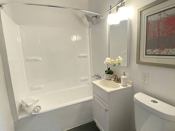 5th image of 1310 S Wilton Pl #208