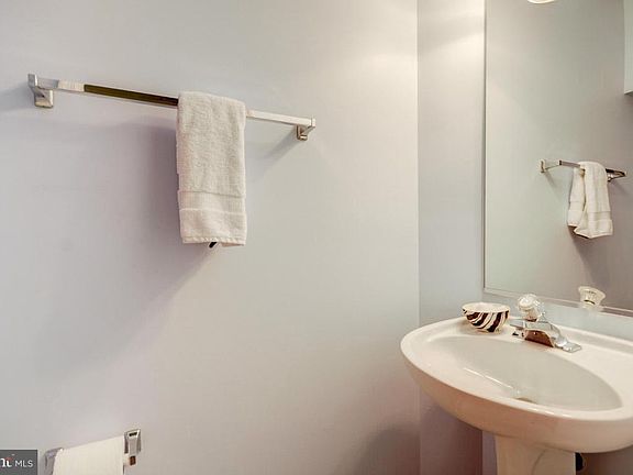 4th image of 401 Ashford Ln