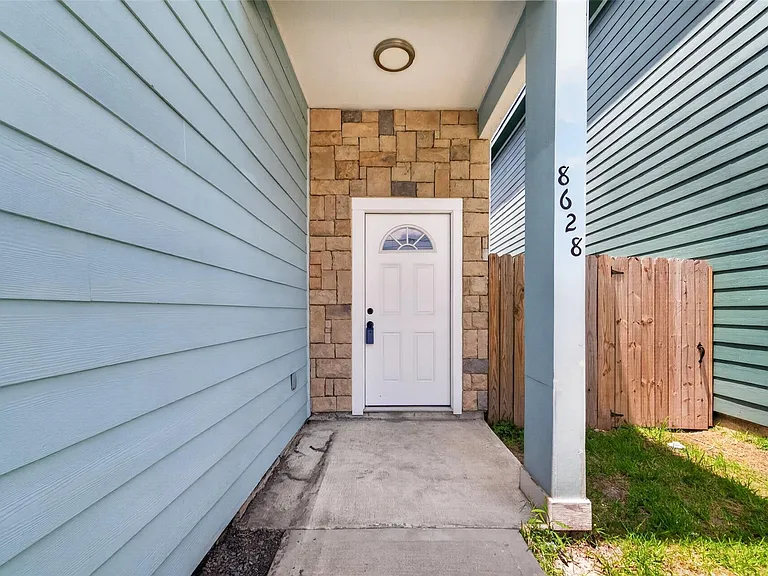 8628 Scott St — Photo 4