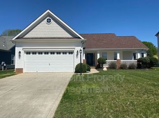 8713 Castle Cliff Dr, Matthews, NC 28105