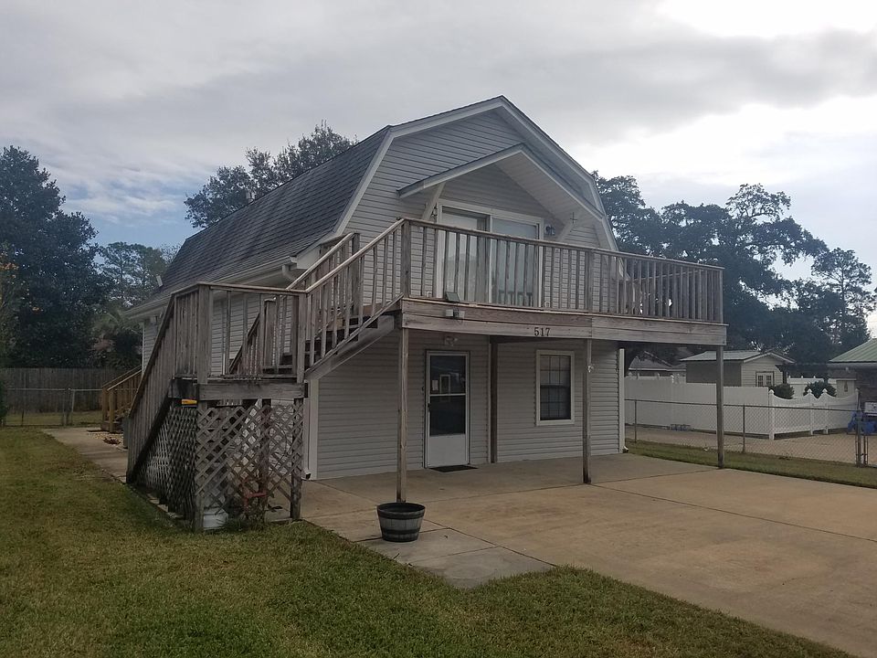 For Rent, downstairs apartment 1br/1bathroom. Front view.