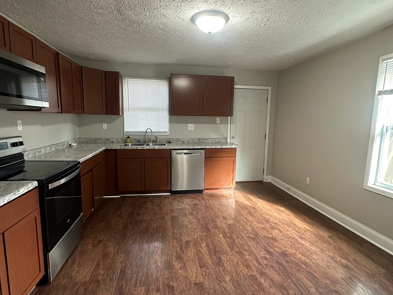 3 bed, 1.5 bath, 2160 sqft, $1,475 — Photo 2