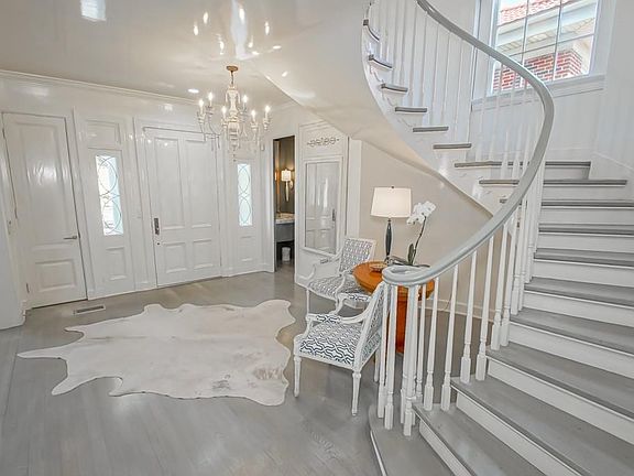 5th image of 17 Versailles Blvd