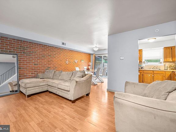 5th image of 825 Woodchuck Ln