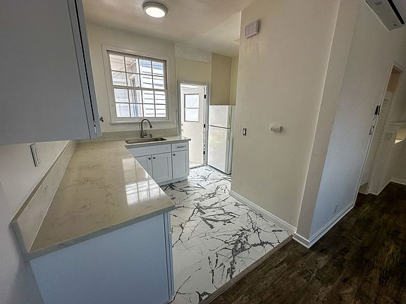 4th image of 564 Cliff Dr Unit 5