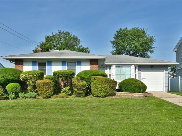 143 Sutton Drive, Plainview, NY 11803