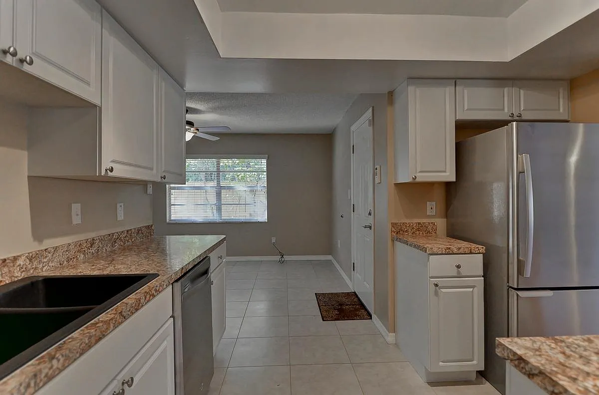 3 bed, 1171 sqft, $1,999 — Photo 4