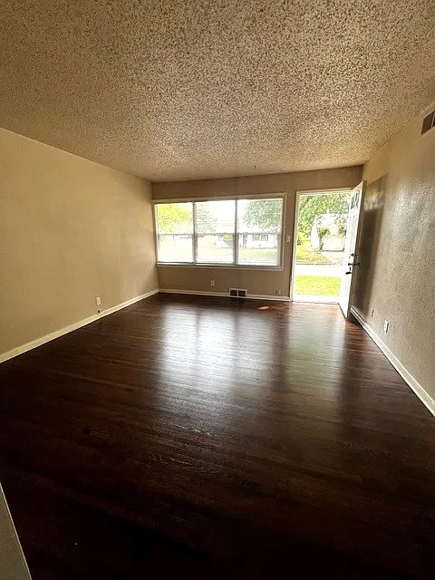 3 bed, 1000 sqft, $1,200 — Photo 3