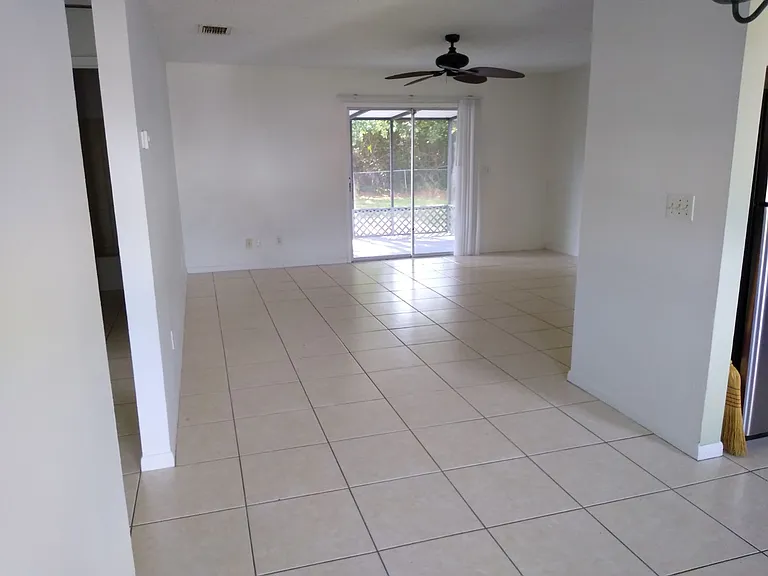 367 NW Aurora St — Photo 3