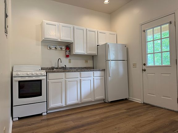 3rd image of 914 N Congress St APT 5