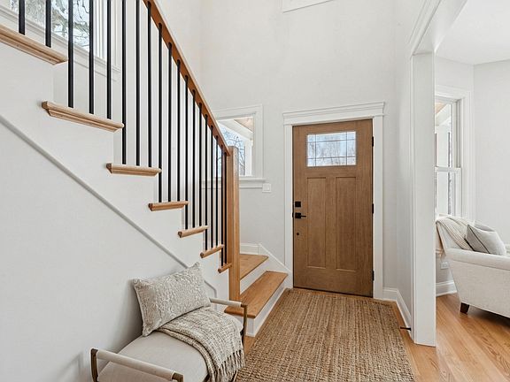 5th image of 885 Geneva Rd