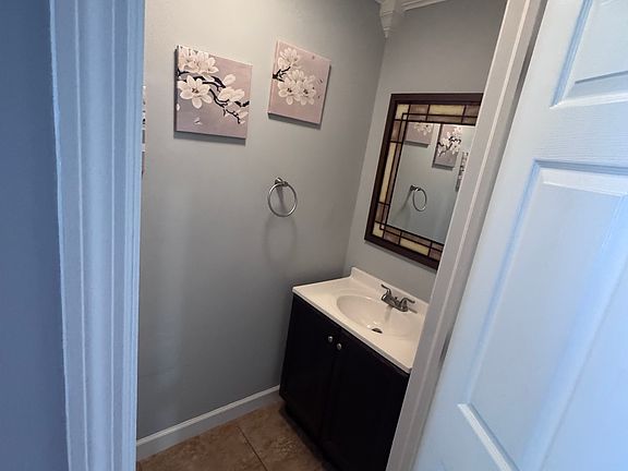 2nd image of 1289 Oxford Ln