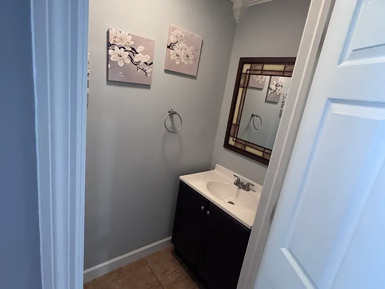 1289 Oxford Ln — Photo 2