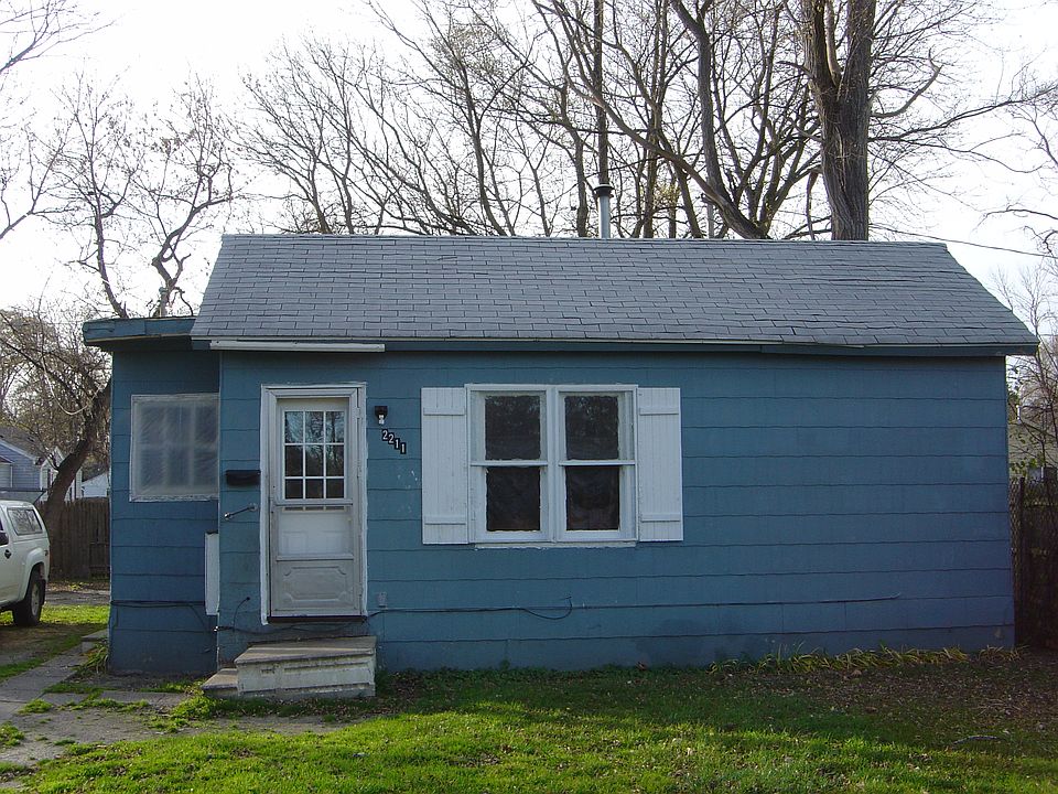 1st image of 2211 Oakwood Ave