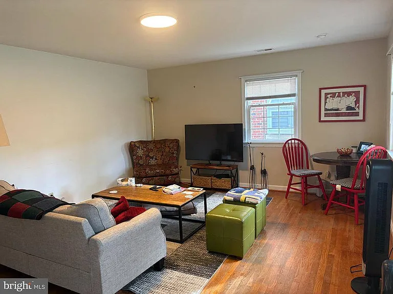 1316 Rowe St — Photo 14