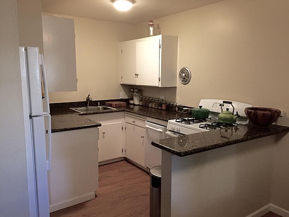 4th image of 2727 Midtown Ct APT 18