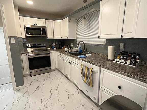 4th image of 635 N Waverly St