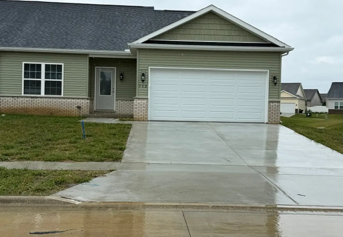 NEW Construction - move in ready - Charming 3-bedroom/2-bathroom duplex in Washington, IL — Photo 1