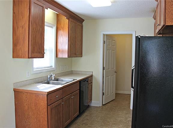 4th image of 206 Pleasant St