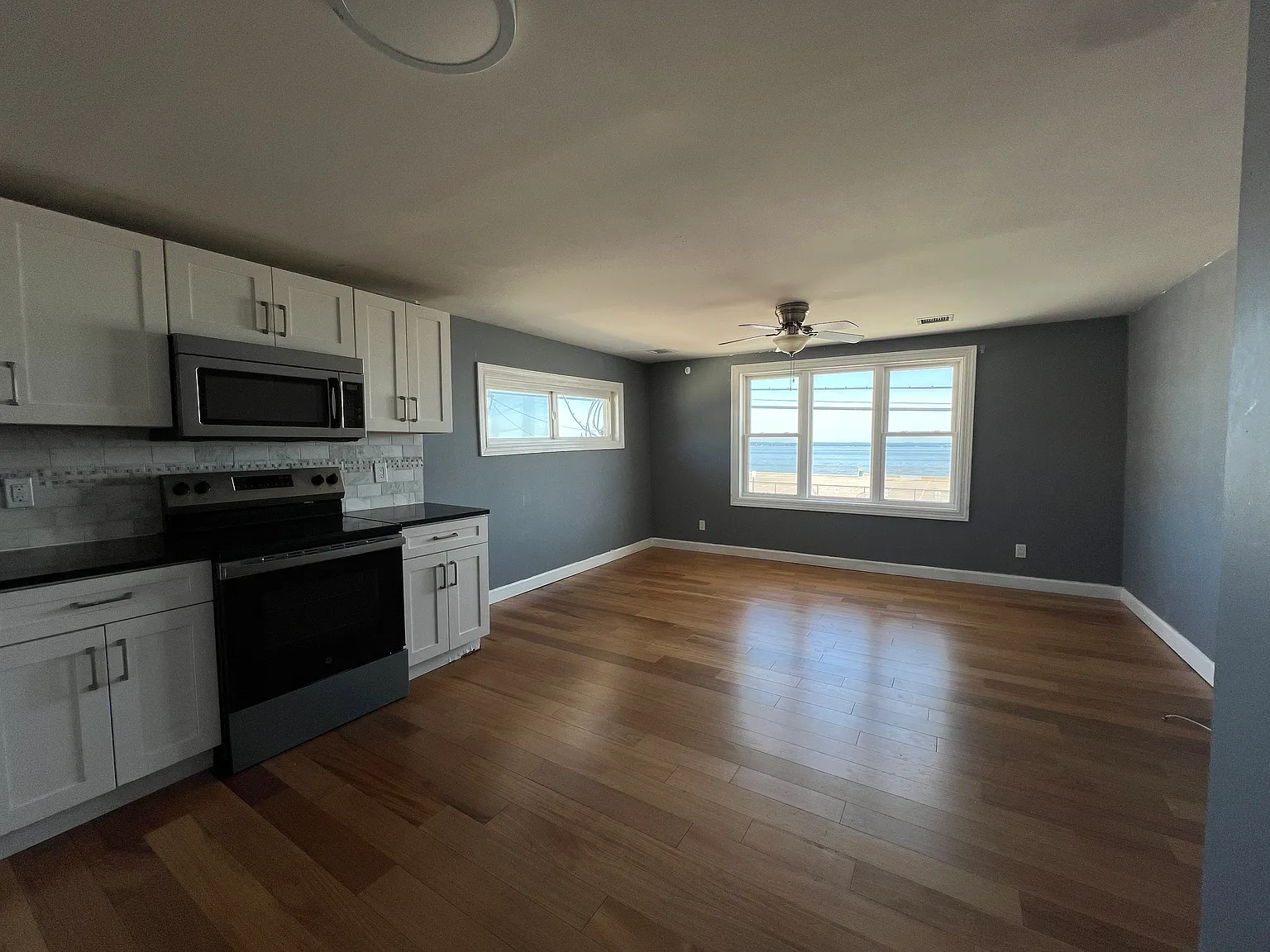 3 bed, 965 sqft, $3,350 — Photo 1
