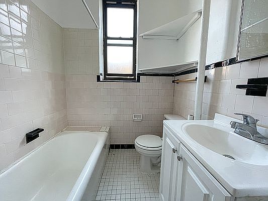 4th image of 167 W 71st St APT 15