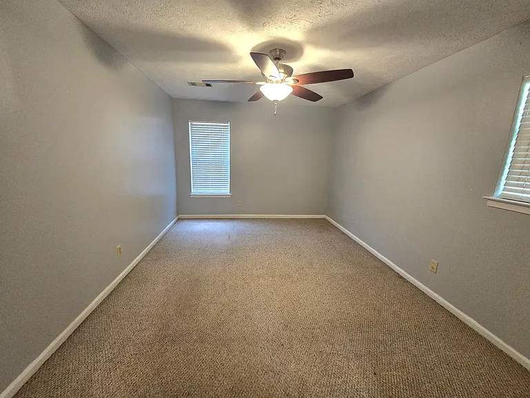 2240 E Aberdeen Dr — Photo 16