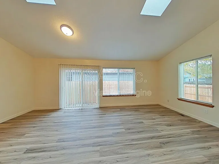 163 SE Partridge Dr — Photo 4
