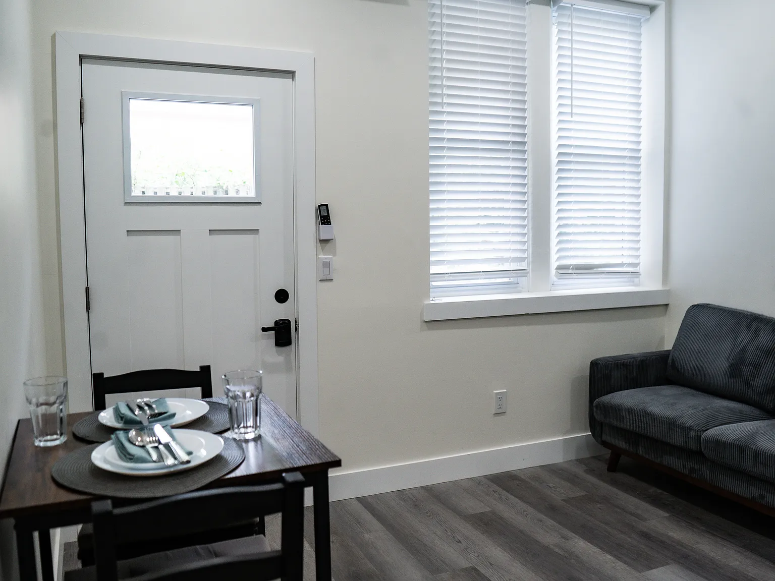 2 bed, 800 sqft, $1,980 — Photo 4