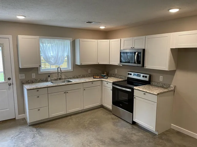 3082 College St — Photo 2