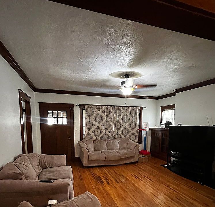 2nd image of 208 N Chicago Ave