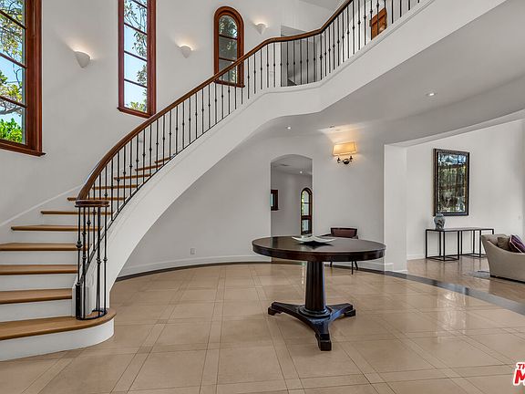 5th image of 2134 La Mesa Dr