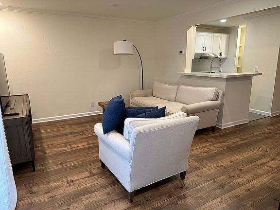 4th image of 204 Larkspur Plaza Dr