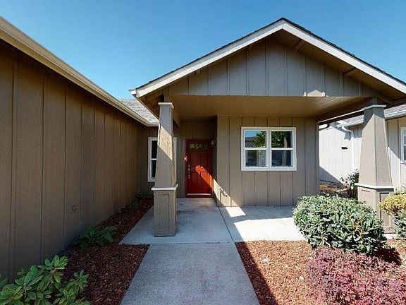 2nd image of 1372 SE Newgate Dr