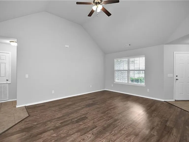 1240 Lariat Dr — Photo 2