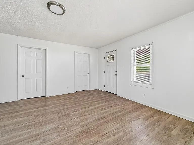 505 E Maple Ave — Photo 12