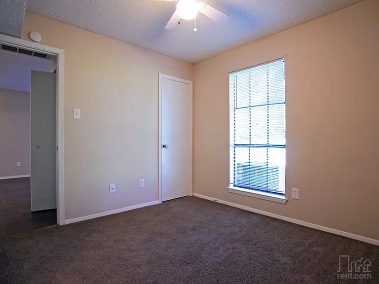 COLLEGE PARK — Photo 14