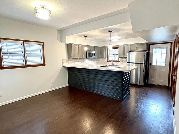 2nd image of 3258 Columbus St #3262