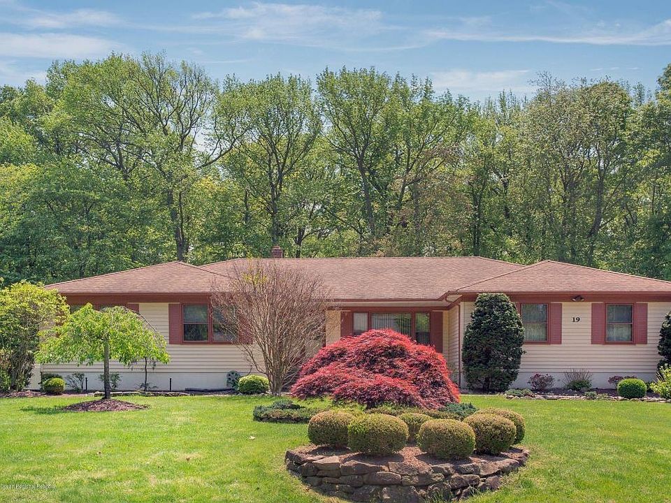 1st image of 19 Briar Hill Dr